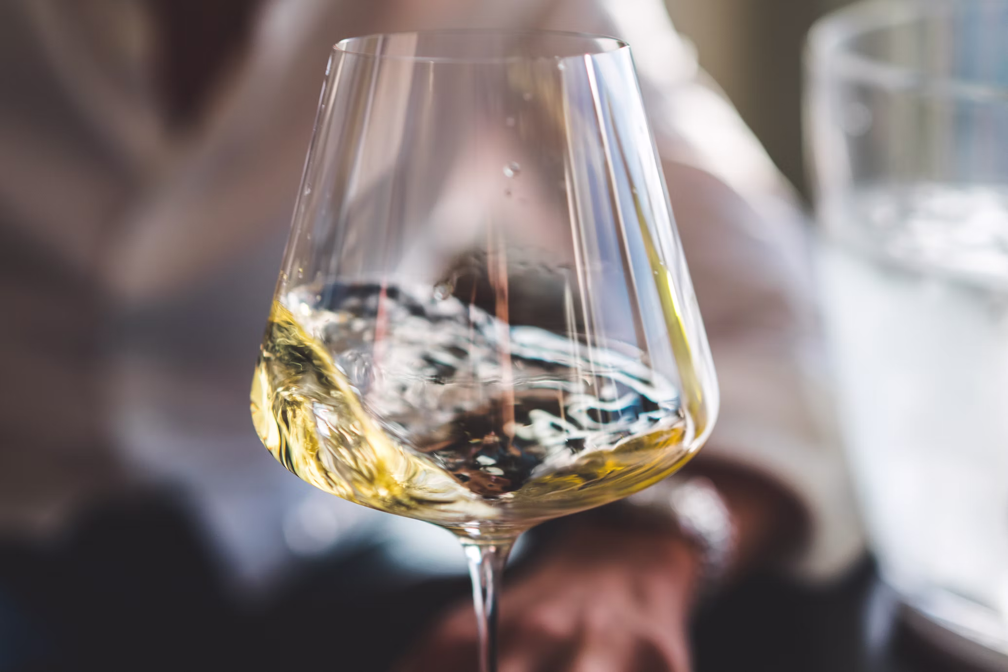 Calice di vino Vermentino di Gallura, Crisciù Erboristeria Officinale